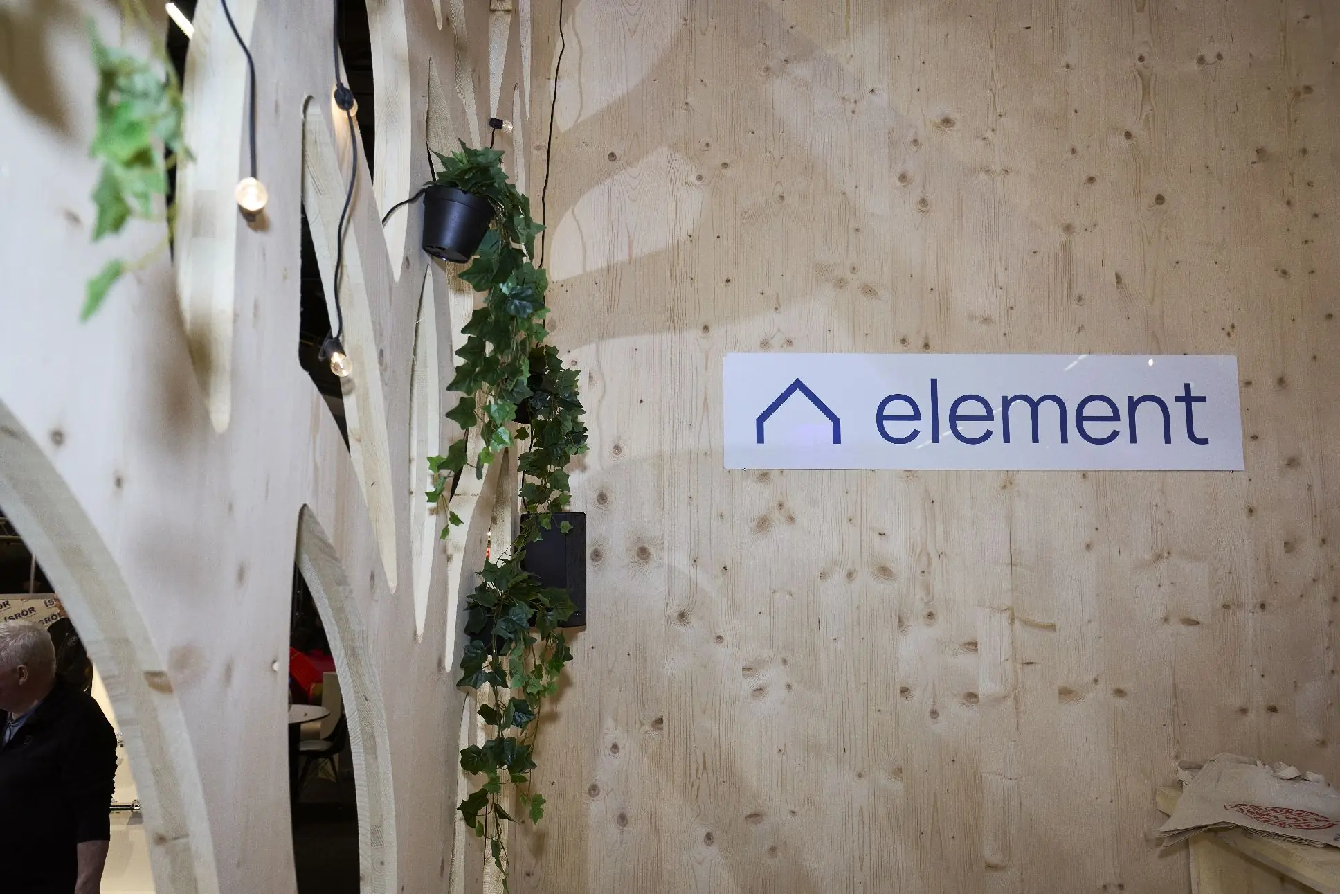 Veggur úr krosslímdu timbri með merki Element